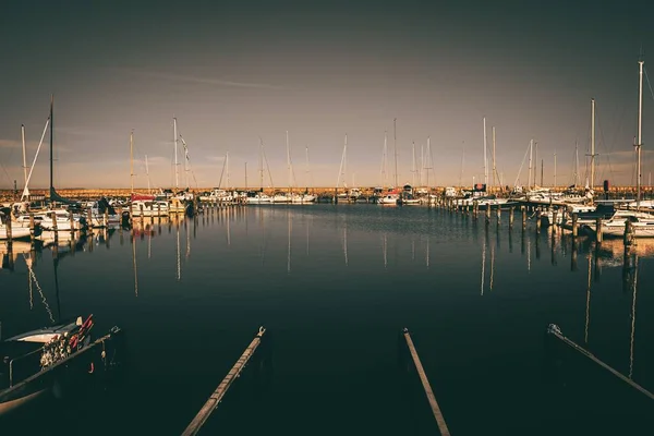 Porto Com Barcos Refletidos Água — Fotografia de Stock