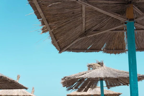 Niski Kąt Ujęcia Plażowych Parasoli Pod Błękitnym Niebem — Zdjęcie stockowe