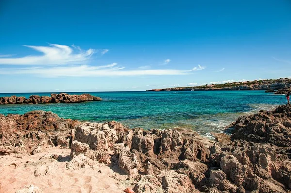 Bellissimo Paesaggio Una Spiaggia Rocciosa Con Acqua Blu Brillante — Foto Stock
