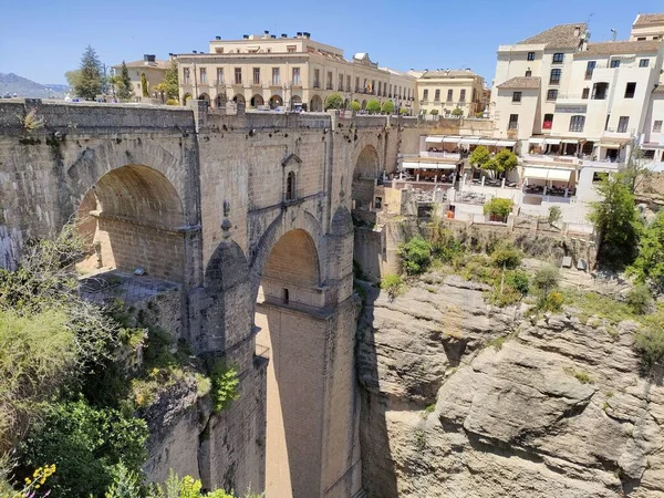 Piękne Ujęcie Hiszpańskiego Miasta Ogromnym Klifie Obok Ronda Roman Bridge — Zdjęcie stockowe