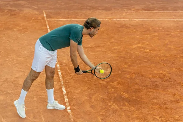 Joven Caucásico Posición Servicio Una Cancha Tenis Barro — Foto de Stock