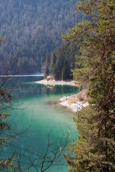 Lago Eibsee Con Color Turquesa Pequeña Isla Cerca Wetterstein Garmisch —  Fotos de Stock