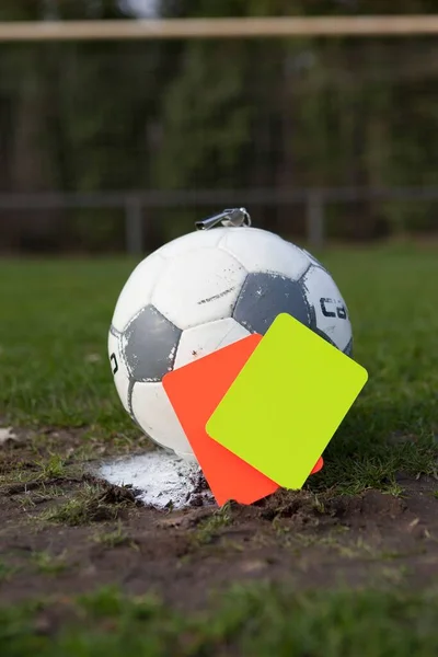 草の上のサッカー用具の垂直閉鎖 赤と黄色のカード ボール — ストック写真