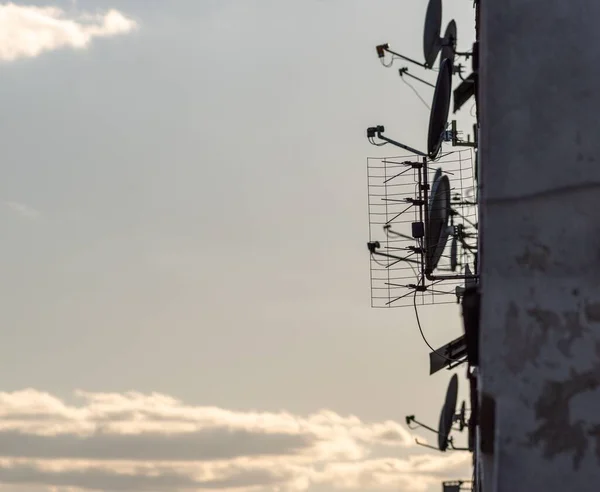 Silhuetas Monte Antenas Parabólicas Ligadas Edifício — Fotografia de Stock