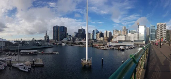 澳大利亚地平线上高耸的悉尼码头的一张美丽的照片 — 图库照片