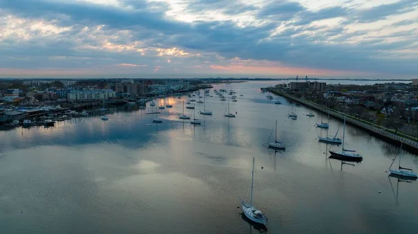Fascinerande Utsikt Över Den Gyllene Solnedgången Över Staden Floden — Stockfoto