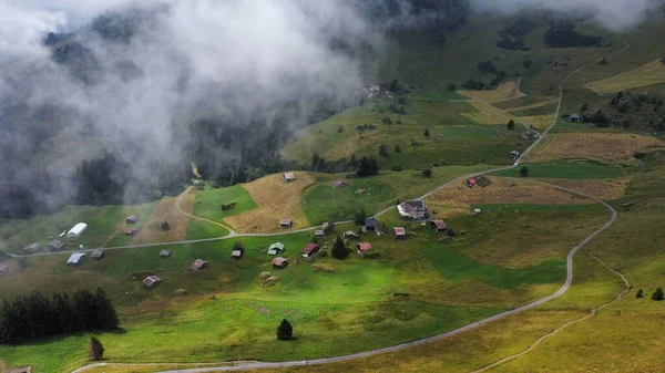 Uma Vista Aérea Nuvens Flutuando Sobre Murren Rural Suíça — Fotografia de Stock