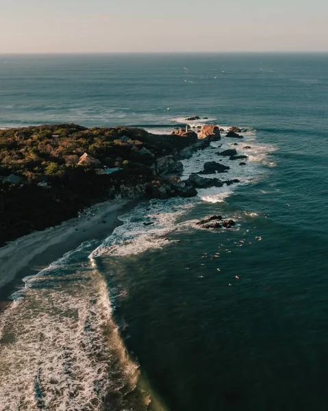 Een Antenne Uitzicht Zee Golven Crashen Rots Klif Puerto Escondido — Stockfoto
