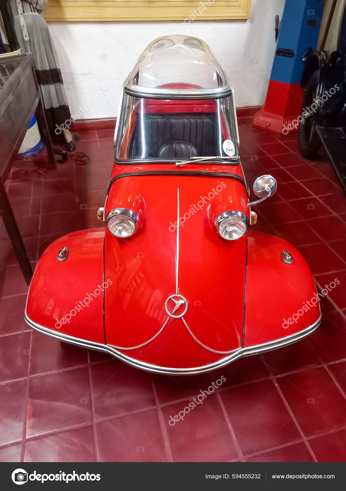 Ancienne Classique Économie Rouge Messerschmitt Kr200 Kabinenroller 1959  Coupé Une — Photo éditoriale © wirestock_creators #594555232