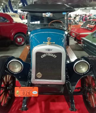 Eski mavi 1925 Chevrolet Chevy Superior K Serisi kırmızı halıda çift fazonlu. Klasik araba şovu..