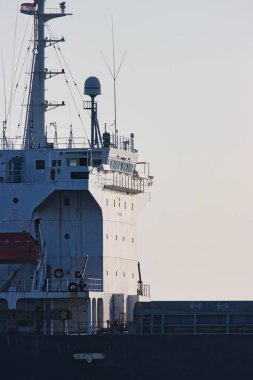 Güneşin altında aydınlanan bir geminin dikey görüntüsü.