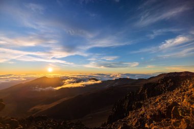 Hawaii, Maui 'deki Haleakala Ulusal Parkı' nda Haleakala krateri gündoğumu