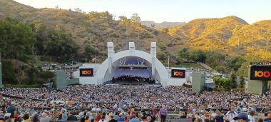 Los Angeles Filarmoni Orkestrası 'nın Hollywood Bowl konserinde 4 Temmuz seyircisi