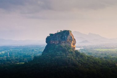 Orta bölgedeki Sigiriya antik kaya kalesinin insansız hava aracı görüntüsü, Sri Lanka