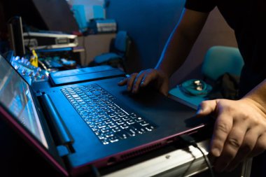 Üzerinde bir erkeğin elleri olan bir defterin yakın çekimi.