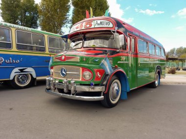 Eski yeşil Mercedes Benz 1112, 1965-1974 otobüsü sokakta. Buenos Aires 'te yolcu taşımacılığı. Geleneksel dosya süsleri. Kopyalama alanı.