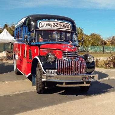 Buenos Aires 'e giden eski kırmızı Chevrolet 1946 otobüsü. Geleneksel dosya süsleri. Hat 32. Expo Fierro 2022 Klasik araba şovu