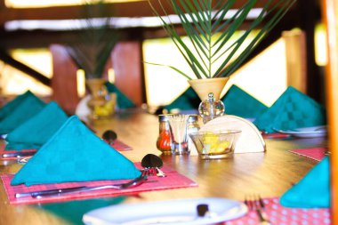 Masa dekorasyonlarının yakın plan çekimi.