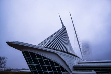 Sisli bir sabahta Milwaukee Sanat Müzesi.
