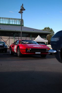 Fransa 'da düzenlenen Rallye des Princess etkinliği sırasında Ferrari 308 GTB otomobilinin dikey çekimi