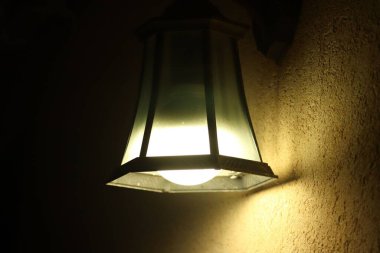 Aydınlatılmış parlak bir duvar lambası