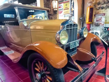 La Plata, Arjantin - 2 Temmuz 2022: Eski bej rengi Durant Rugby 1929 dört kapılı çift kapılı phaeton. Yan görüş. Klasik bir araba. Otomobil Müzesi Rau Koleksiyonu