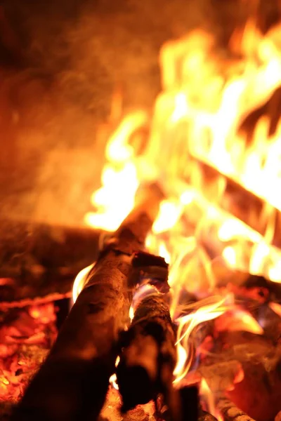 在明亮的火焰中燃烧的木制碎片的特写镜头 — 图库照片