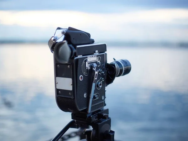 Bolex Câmera Filme Olhando Para Fora Sobre Água — Fotografia de Stock