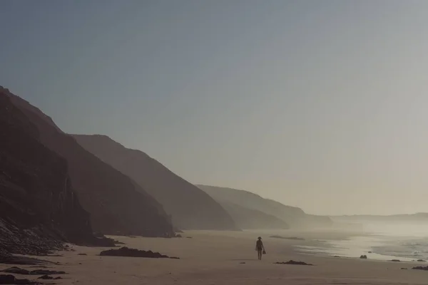 Silhouette Einer Frau Die Einem Nebligen Tag Strand Entlang Geht — Stockfoto