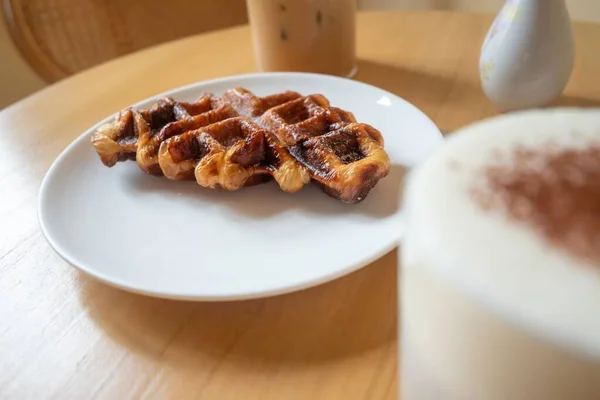 Morgon Måltid Ett Café Våffla Med Koppar Kaffe Honung Latte — Stockfoto