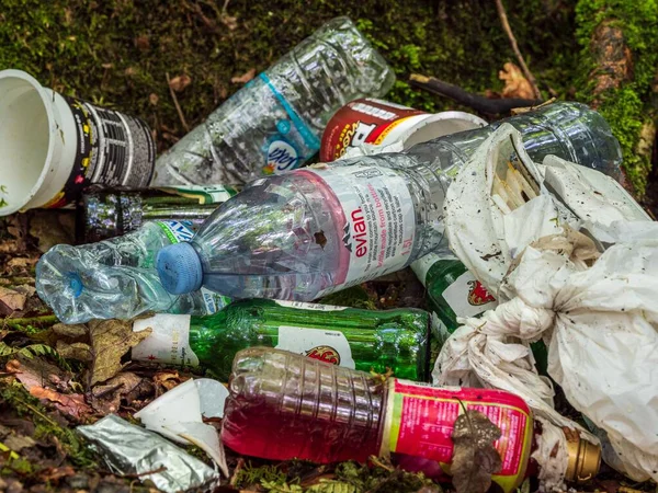 Getränke Aus Plastik Und Glas Die Von Menschen Auf Dem — Stockfoto