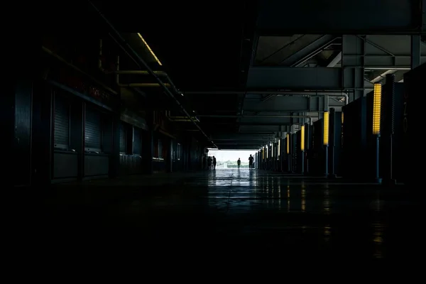 Mörk Korridor Som Leder Till Ljus Slutändan Med Silhuetter Människor — Stockfoto