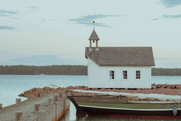 芬兰海岸上一座简陋的教堂 — 图库照片