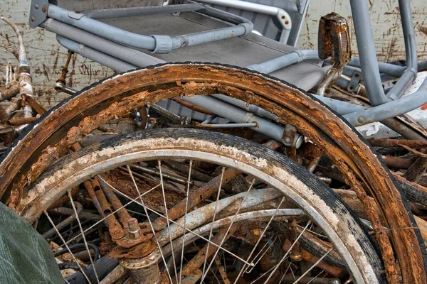 Närbild Bild Rostig Cykeldäck Med Andra Skadade Metallföremål Bärgas Från — Stockfoto