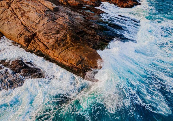 Kahverengi Kayalıklara Vuran Deniz Dalgalarının Havadan Görünüşü — Stok fotoğraf