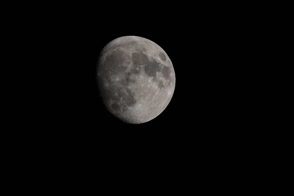 Une Lune Presque Entièrement Grise Texturée Dans Ciel Noir — Photo