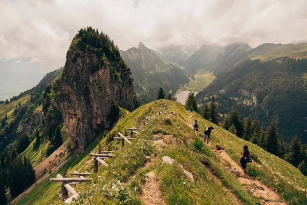 Een Luchtopname Van Bergketen Alpstein Zwitserland Met Wandelaars — Stockfoto