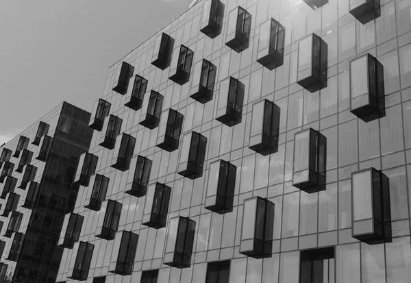 Сіра Галявина Фасаду Сучасної Офісної Будівлі Балконами — стокове фото