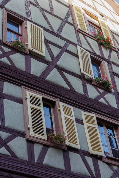 Plan Angle Bas Belles Fenêtres Bâtiment Dans Les Rues Colmar — Photo