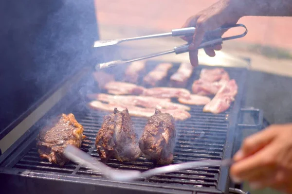 Una Persona Preparando Carne Una Parrilla Barbacoa —  Fotos de Stock