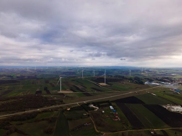 Eine Drohne Die Die Windräder Auf Dem Feld Bei Bewölktem — Stockfoto