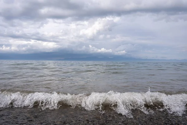 Malebný Pohled Oceánské Vlny Narážející Pláž Oblačného Počasí — Stock fotografie