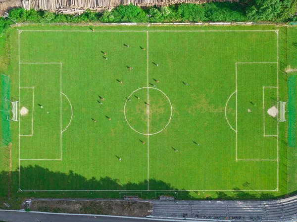 選手とサッカー場の空中トップビュー — ストック写真