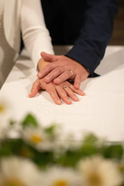 Eine Vertikale Nahaufnahme Der Hände Eines Brautpaares Mit Eheringen Ehekonzept — Stockfoto