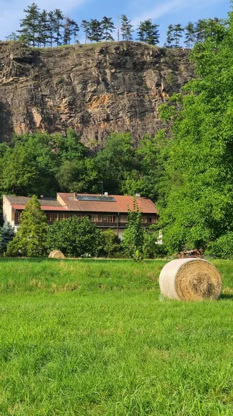 Eine Vertikale Aufnahme Eines Dorfes Mit Heu Der Tschechischen Republik — Stockfoto