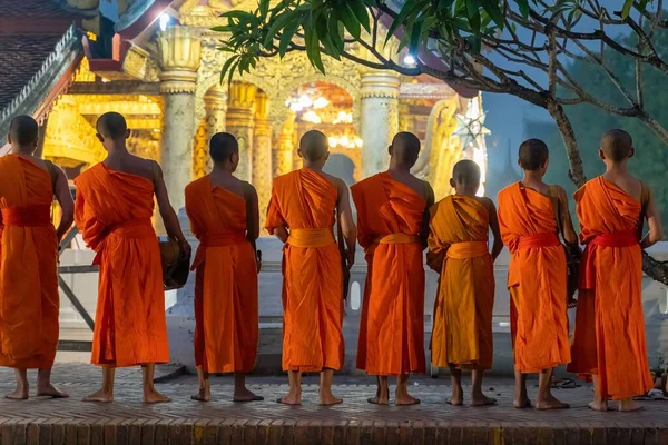 Vários Monges Budistas Pela Manhã Implorando Esmolas Luang Prabang Laos — Fotografia de Stock