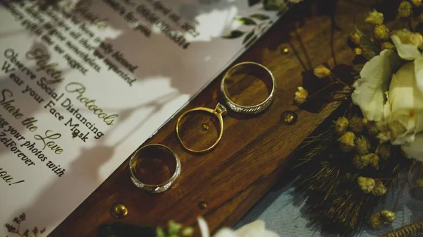 Closeup Shot Wedding Engagement Rings Decorative Table — Stock Photo, Image