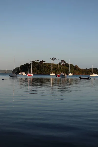 Vertikal Över Rance Med Små Båtar Solnedgången Saint Malo Frankrike — Stockfoto