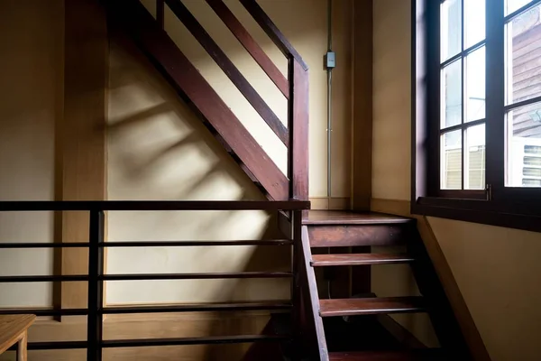 Escadaria Madeira Velha Pela Janela — Fotografia de Stock