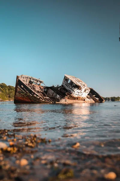 Een Verticaal Uitzicht Een Scheepswrak Een Zonnige Dag Saint Malo — Stockfoto